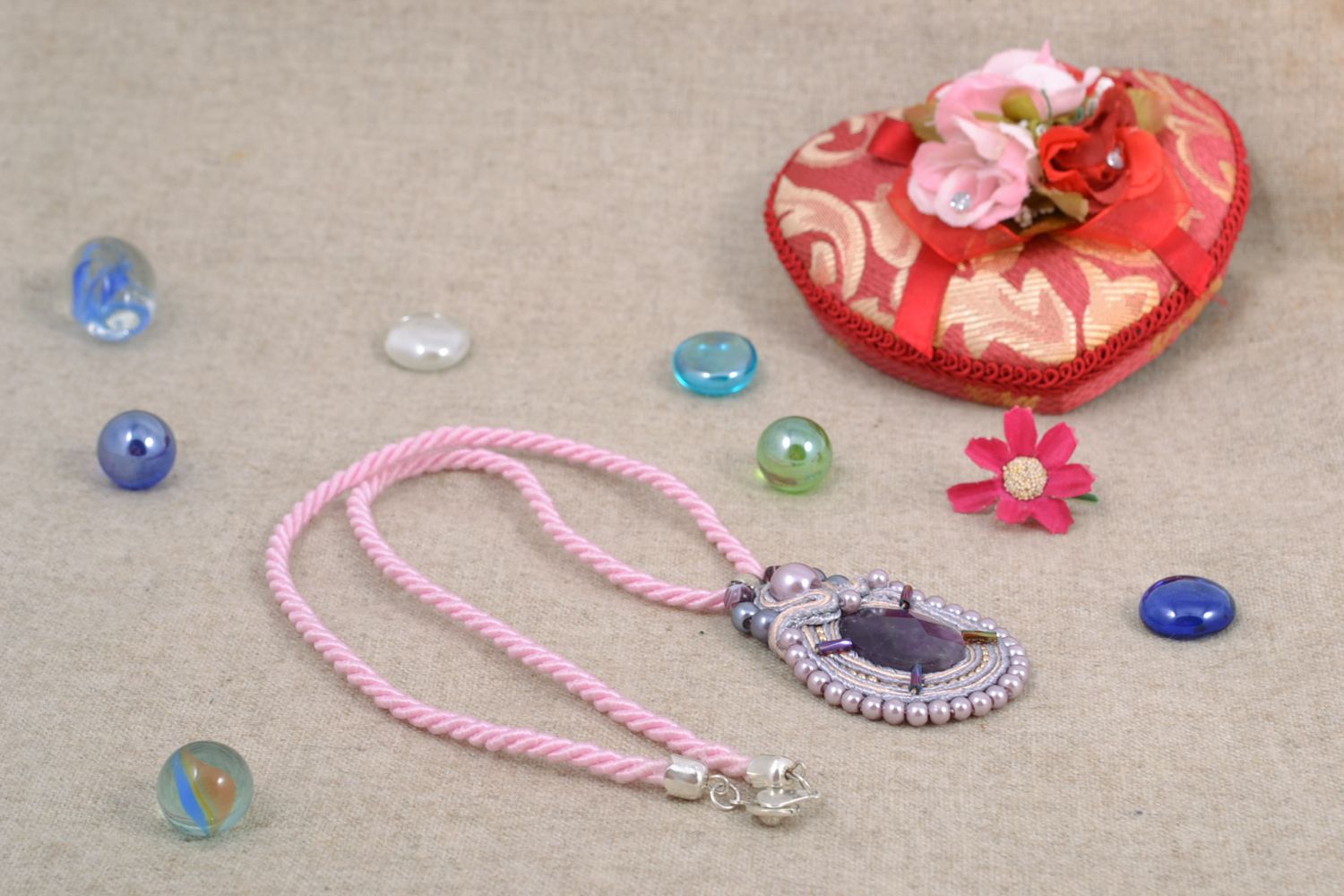 Pendentif soutache rose pastel en fils spéciaux fait main avec perles fantaisie photo 2