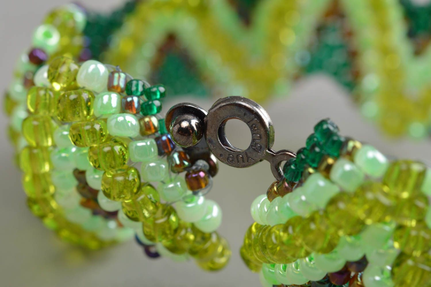 Breites grünes Armband aus Glasperlen originell künstlerische Handarbeit foto 4