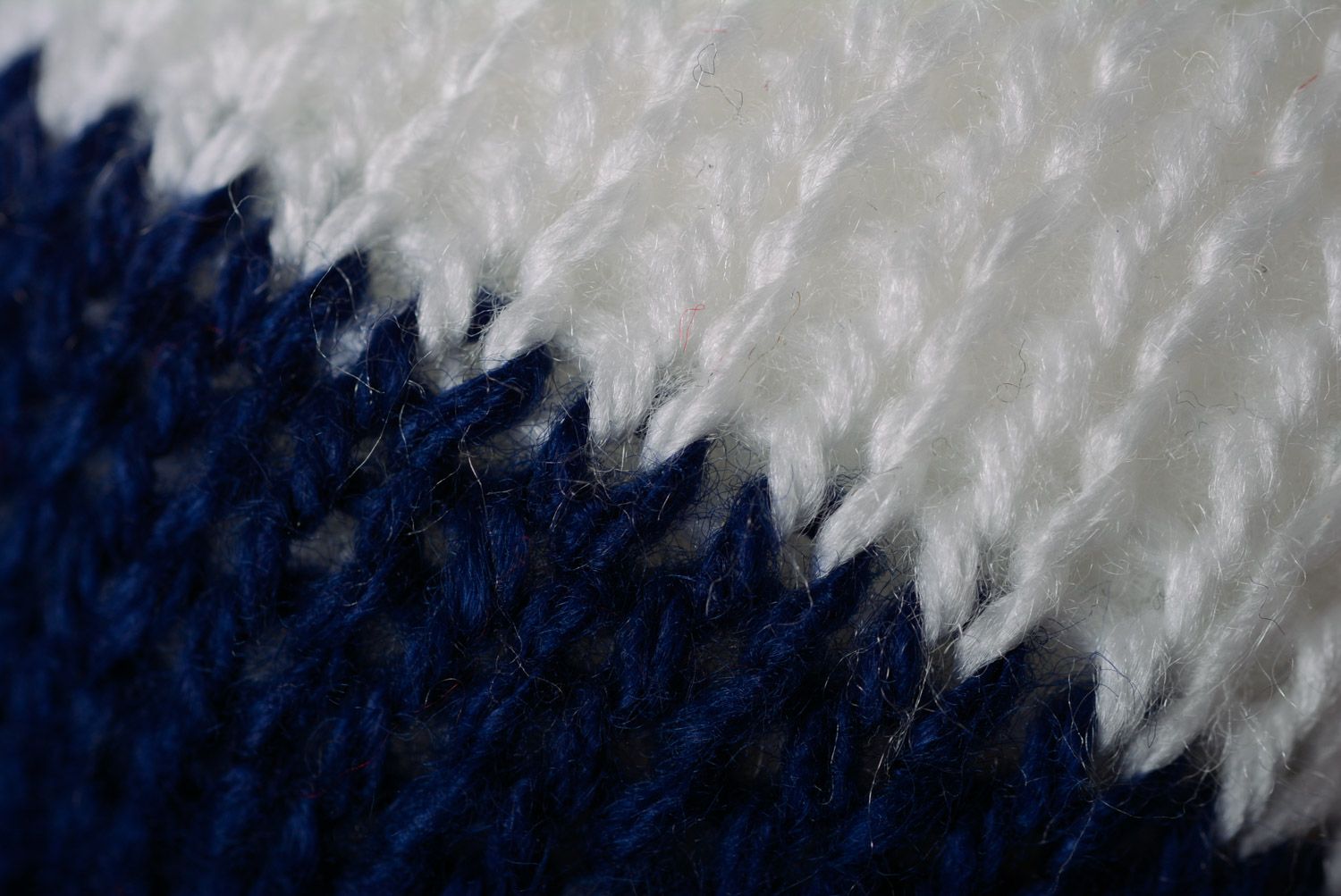 Petit jouet mou tricoté avec aiguilles Lièvre blanc et bleu fait à la main photo 4