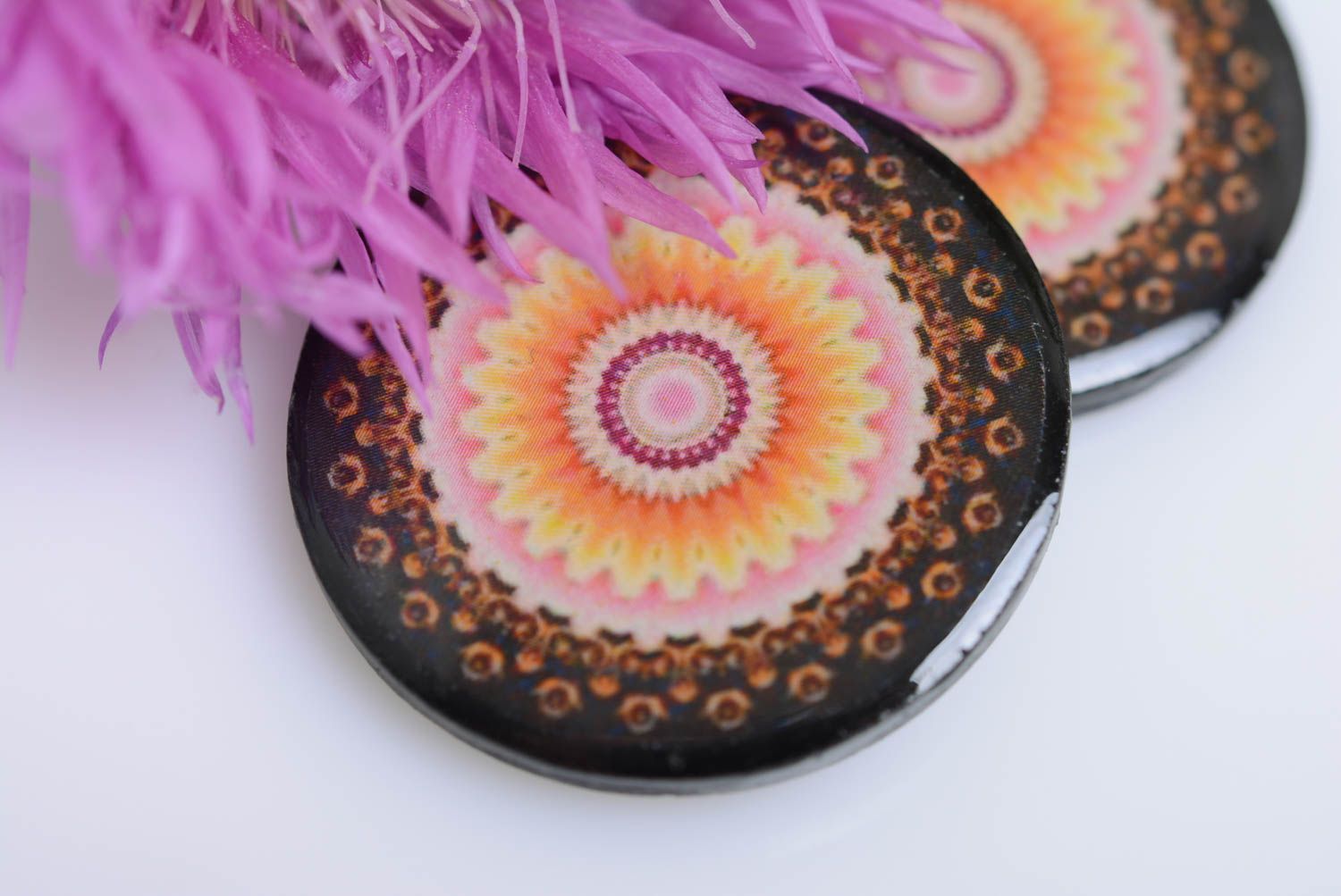 Красочные серьги из полимерной глины в технике декупаж ручной работы круглые фото 2
