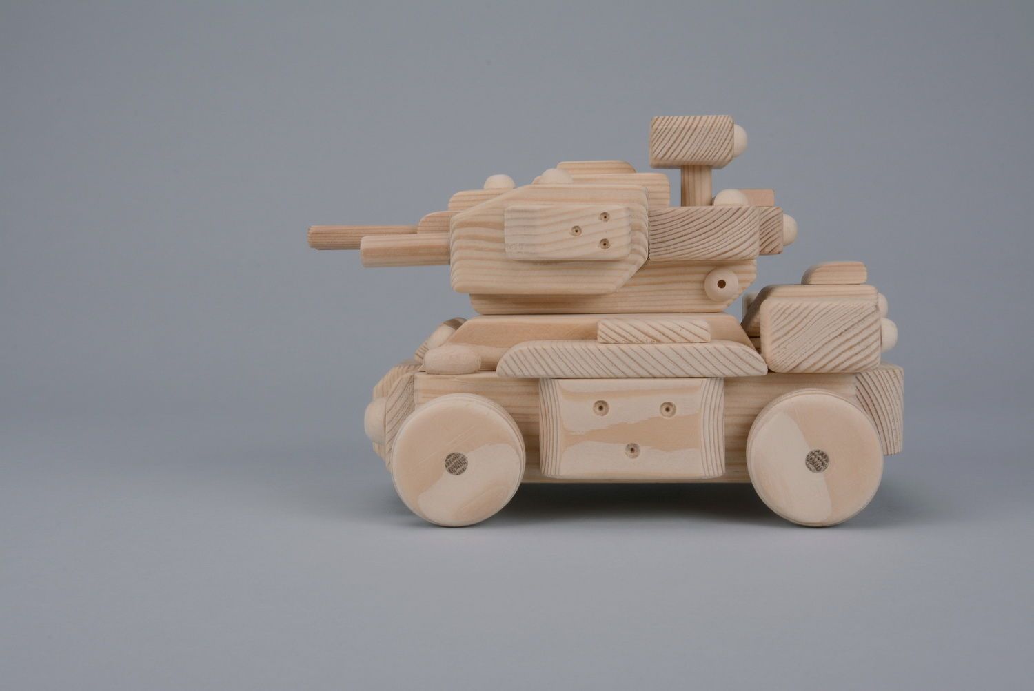 Panzer aus Holz foto 3