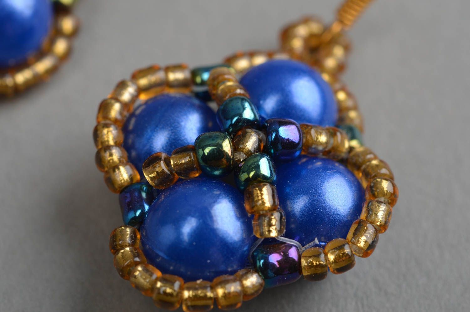 Schöne originelle blaue handgemachte Ohrringe aus Glasperlen für stilvolle Damen foto 5