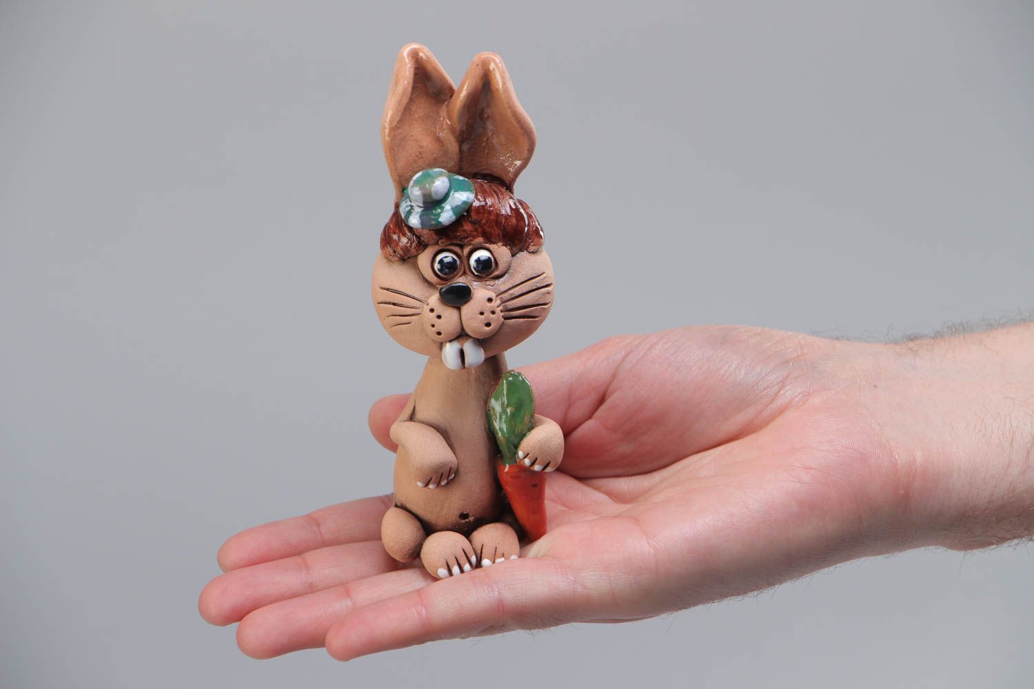 Künstlerische bemalte Deko Figur aus Ton in Form vom Hasen handmade   foto 5