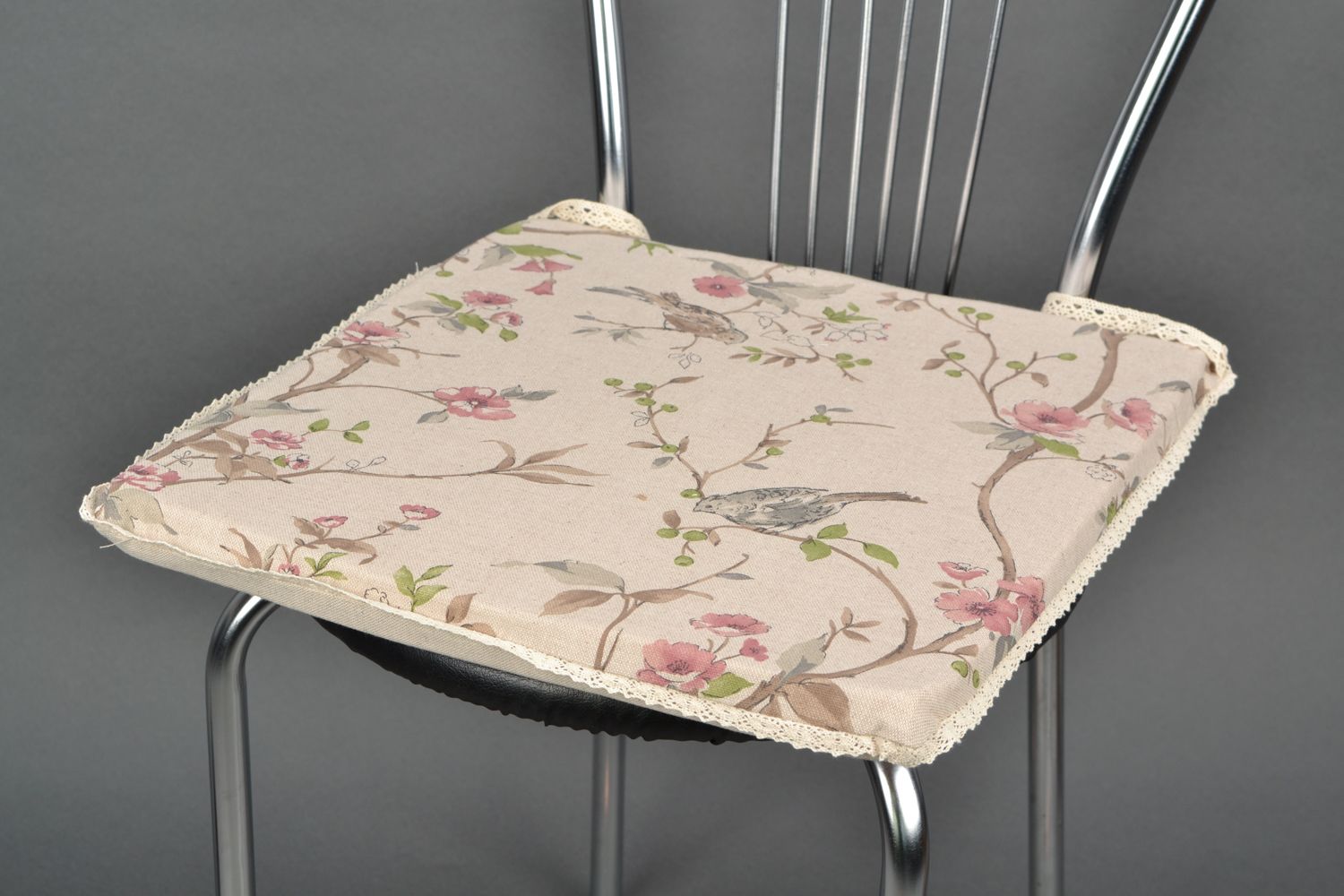 Декоративная подушка на кухонный стул из хлопка и полиамида с цветочным принтом фото 1