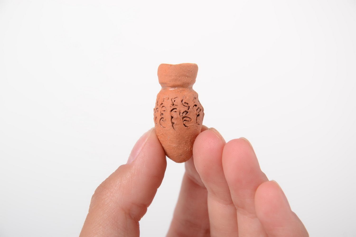 Pendentif en céramique petit fait main marron clair cruche sans cordon photo 3
