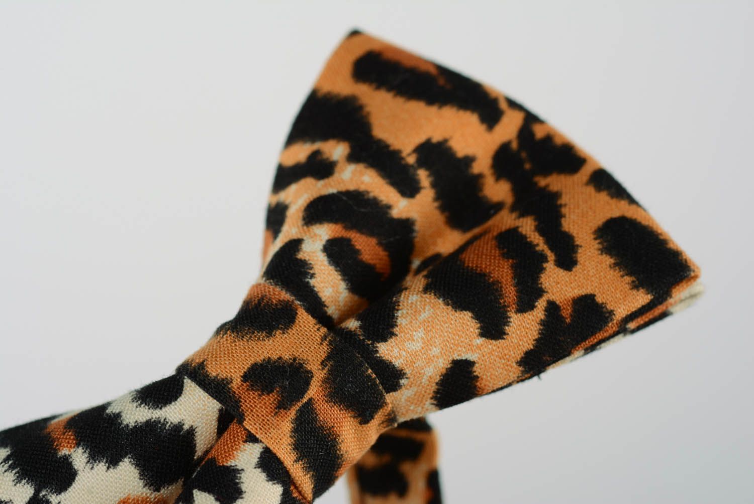 Gravata borboleta é feita de tecido de algodão com estampado de leopardo foto 4