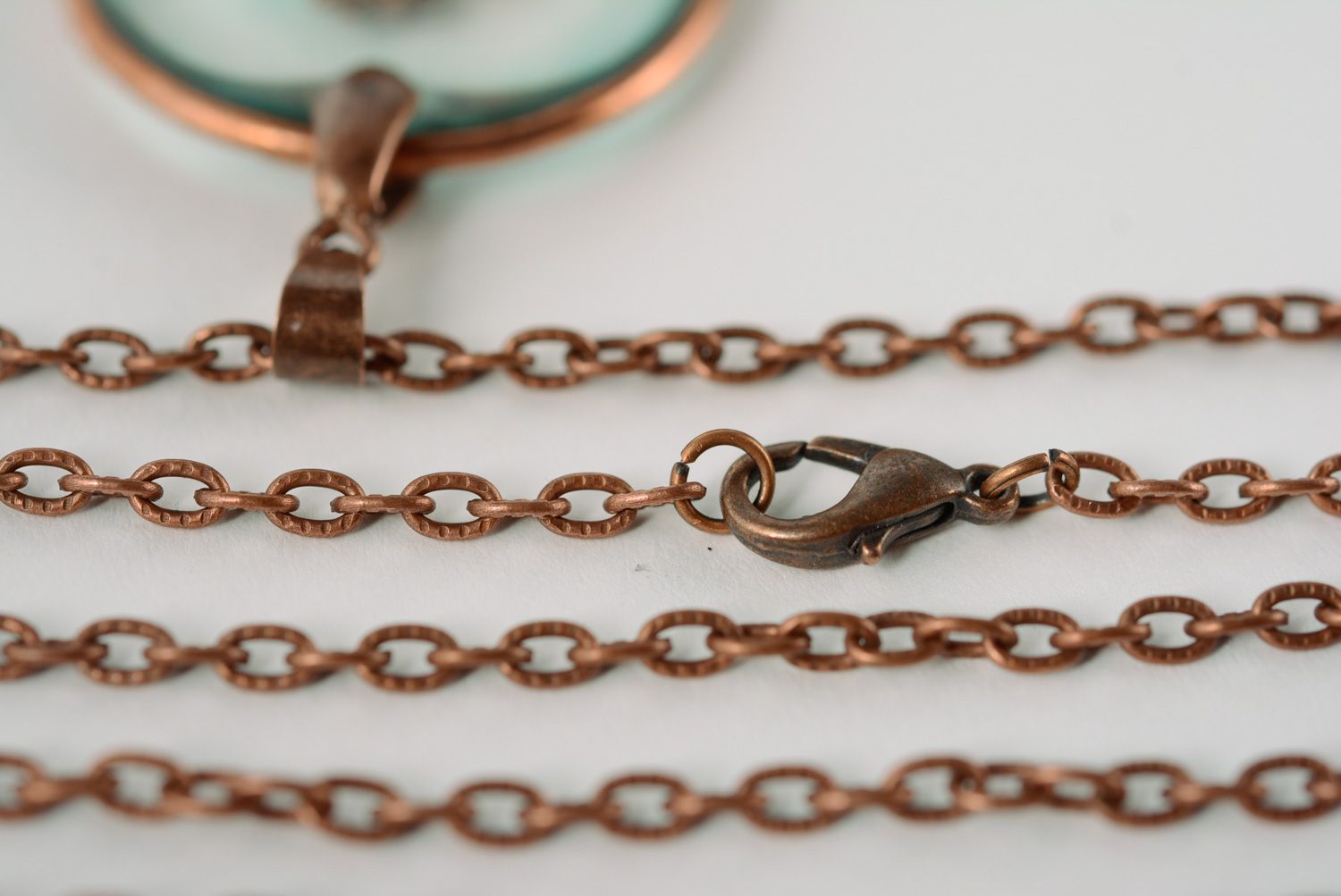 Collier pendentif en résine époxy et cuivre sur chaînette avec mousse fait main photo 5