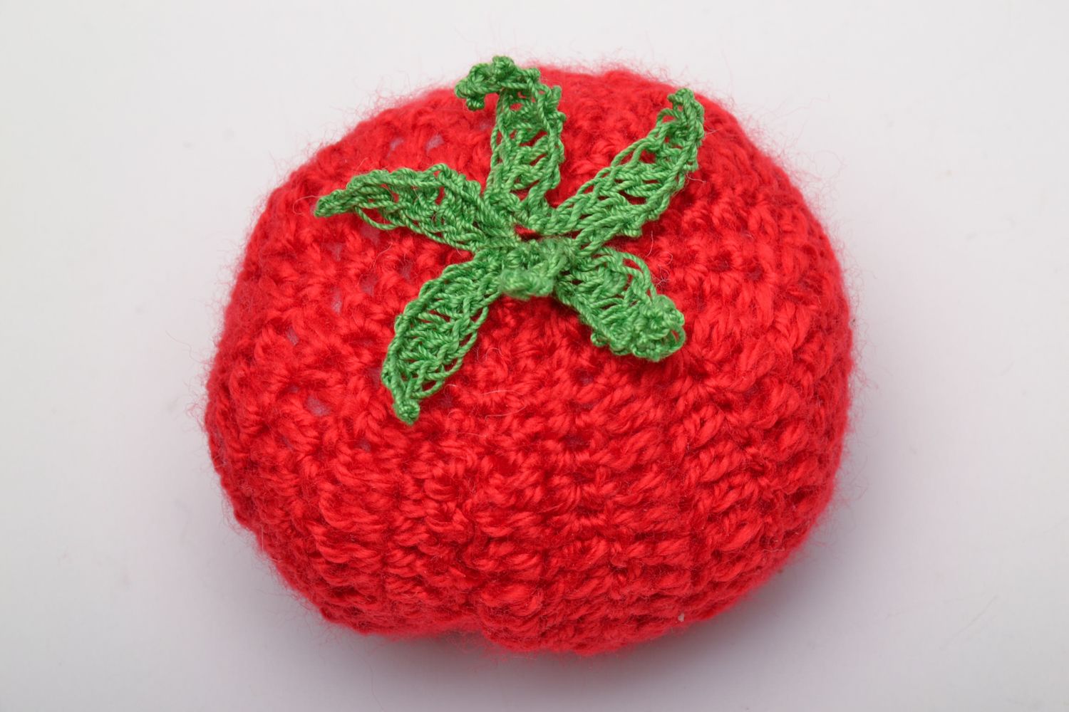 Peluche tomate tricotée au crochet rouge originale faite main pour enfant photo 2
