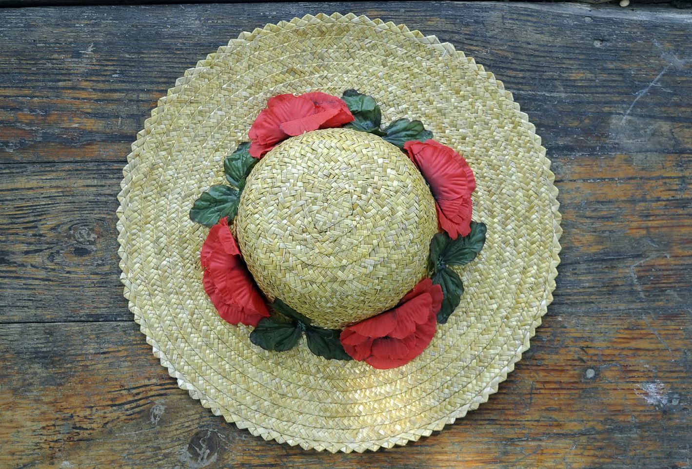 Women's hat with poppies photo 1