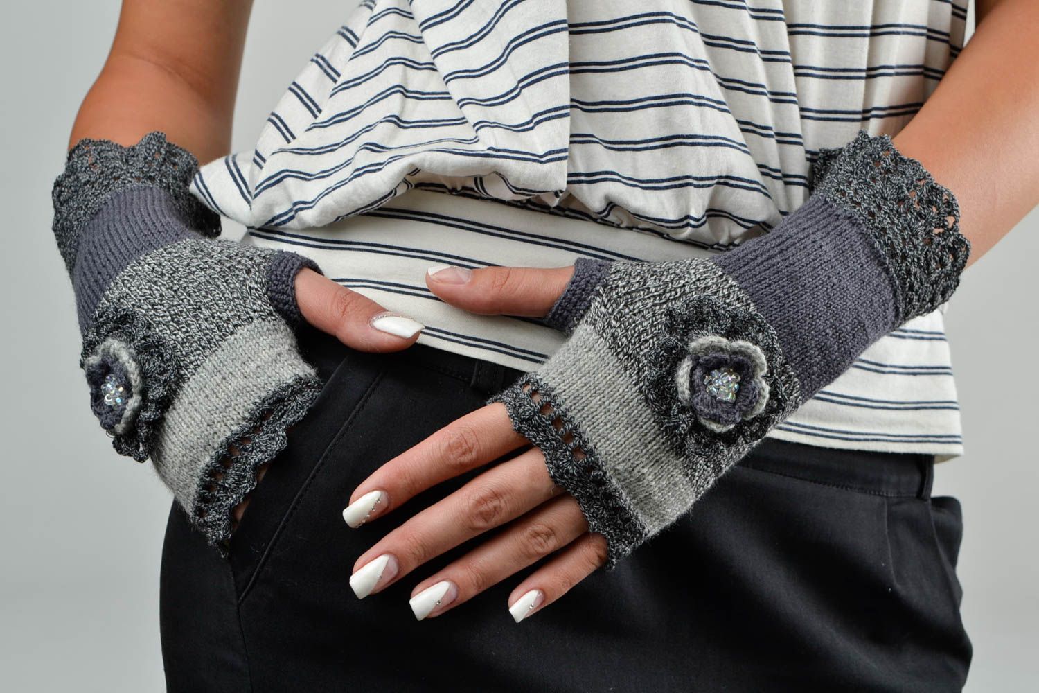 Handmade Stulpen Handschuhe Winter Accessoires Stulpen gehäkelt mit Blumen foto 1