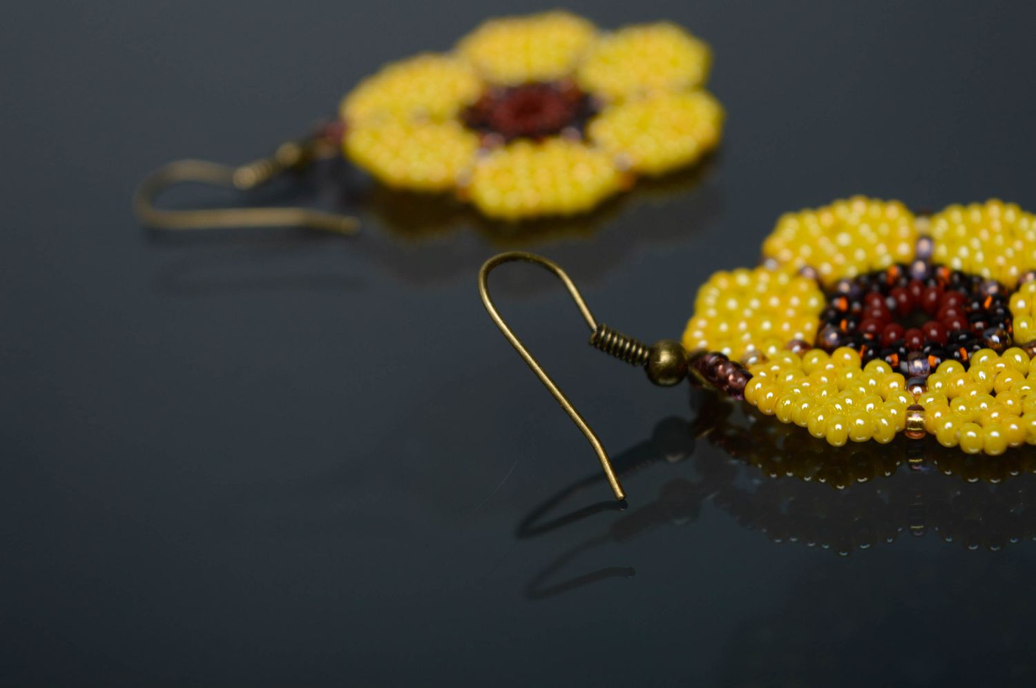Beaded earrings in the shape of sunflowers photo 5