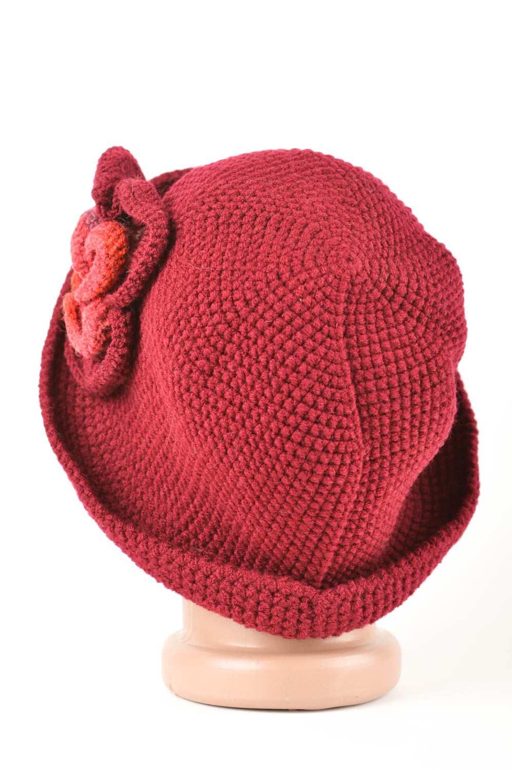 Bonnet tricot fait main Vêtement femme rouge foncé avec fleur Cadeau original photo 5