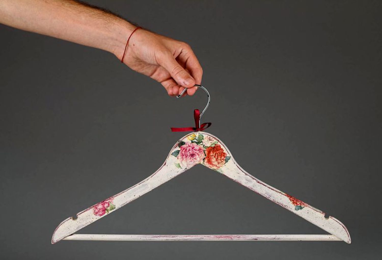 Holzkleiderbügel mit Rosen in Technik Decoupage, alt aussehend foto 4
