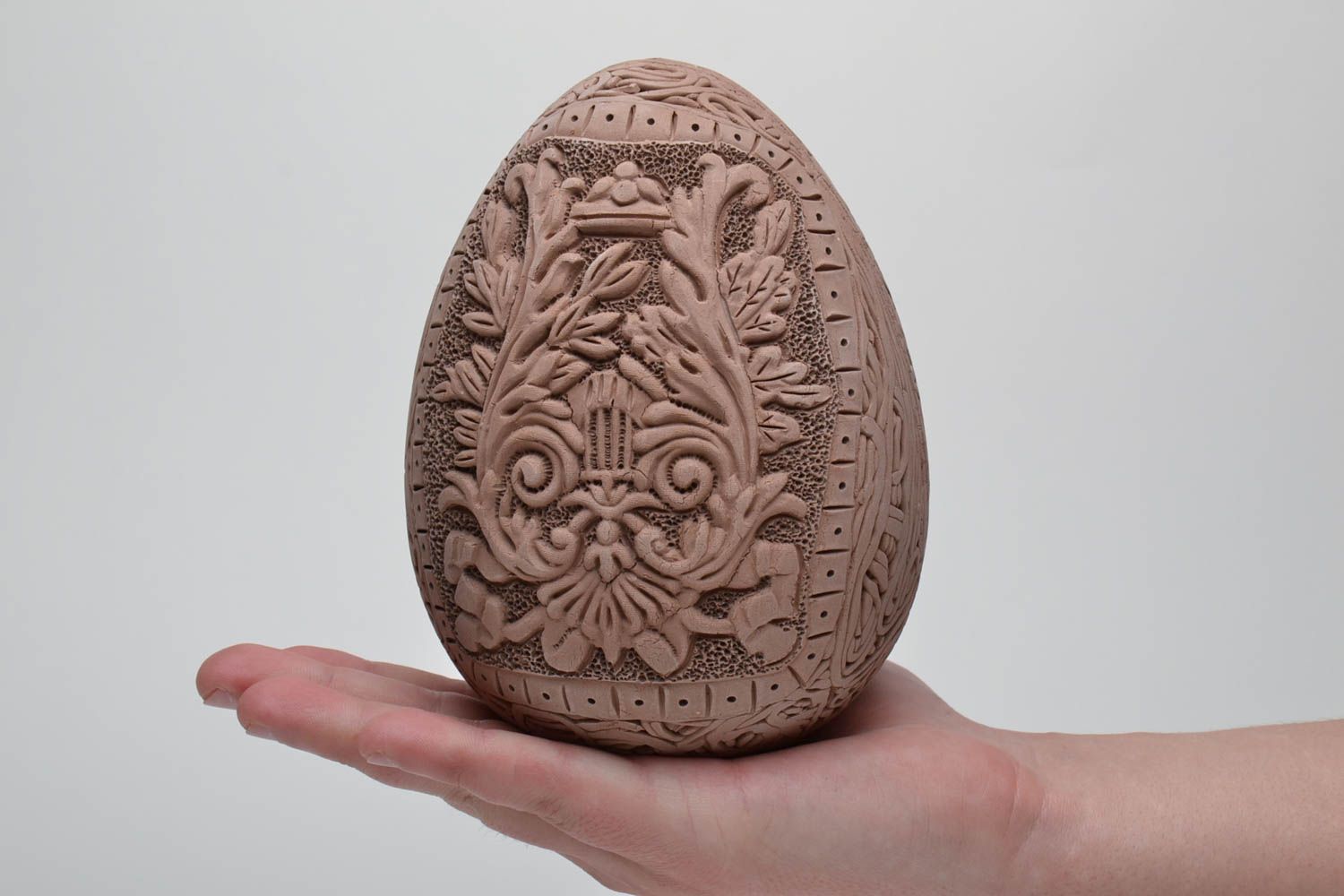 Ceramic Easter egg with elegant molded elements and wooden holder photo 5