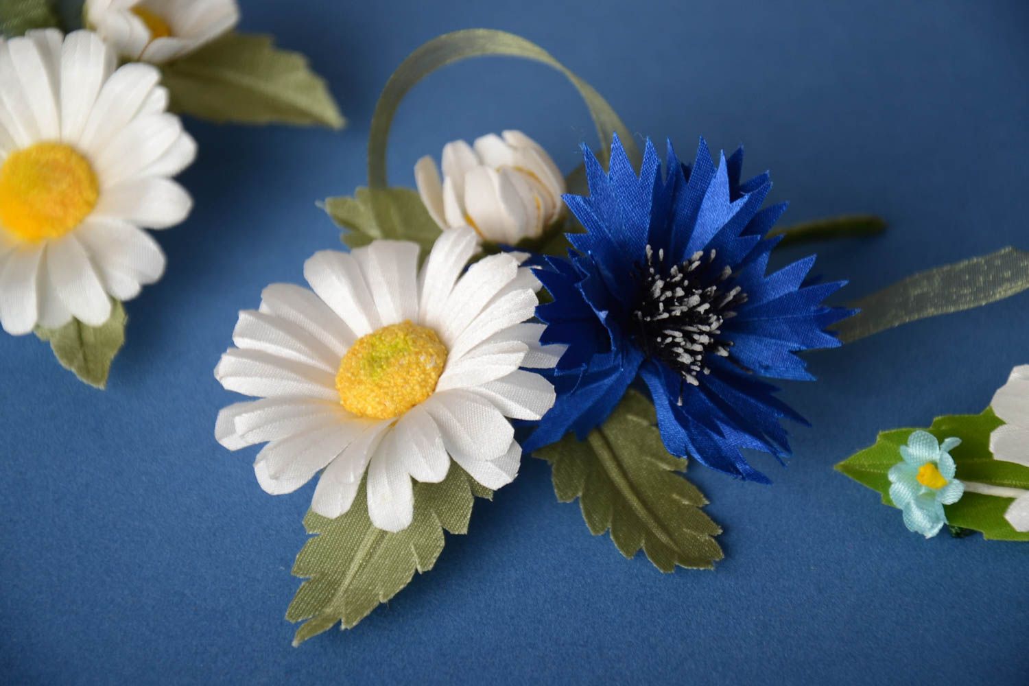 Broche de tela artesanal con flores de campo con hojas bonito  foto 1
