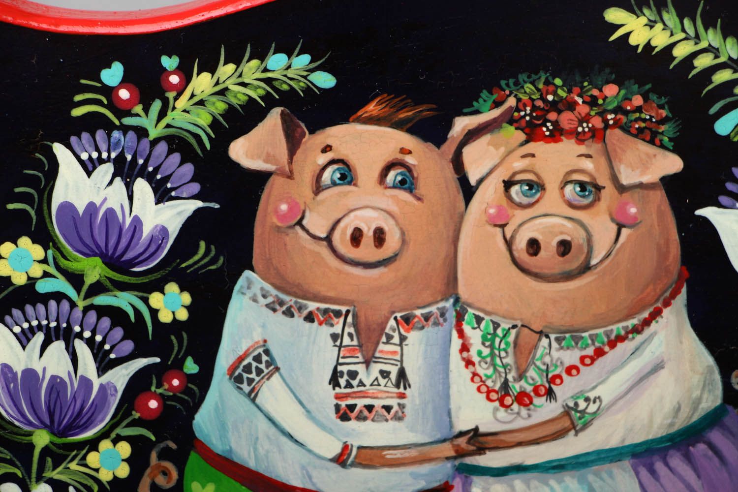 Tábua de corte decorativa feita à mão em forma de um porco de madeira e pintada foto 2