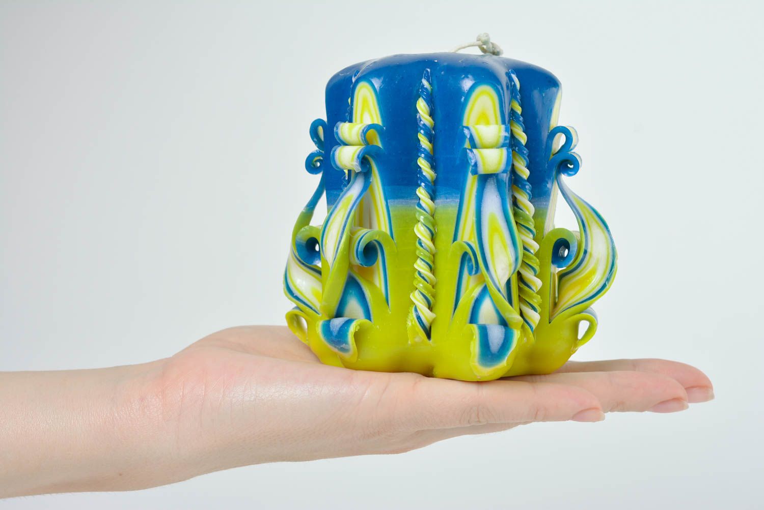 Geschnitzte Kerze aus Parafin breit gelb mit blau Designer Handarbeit schön toll foto 4