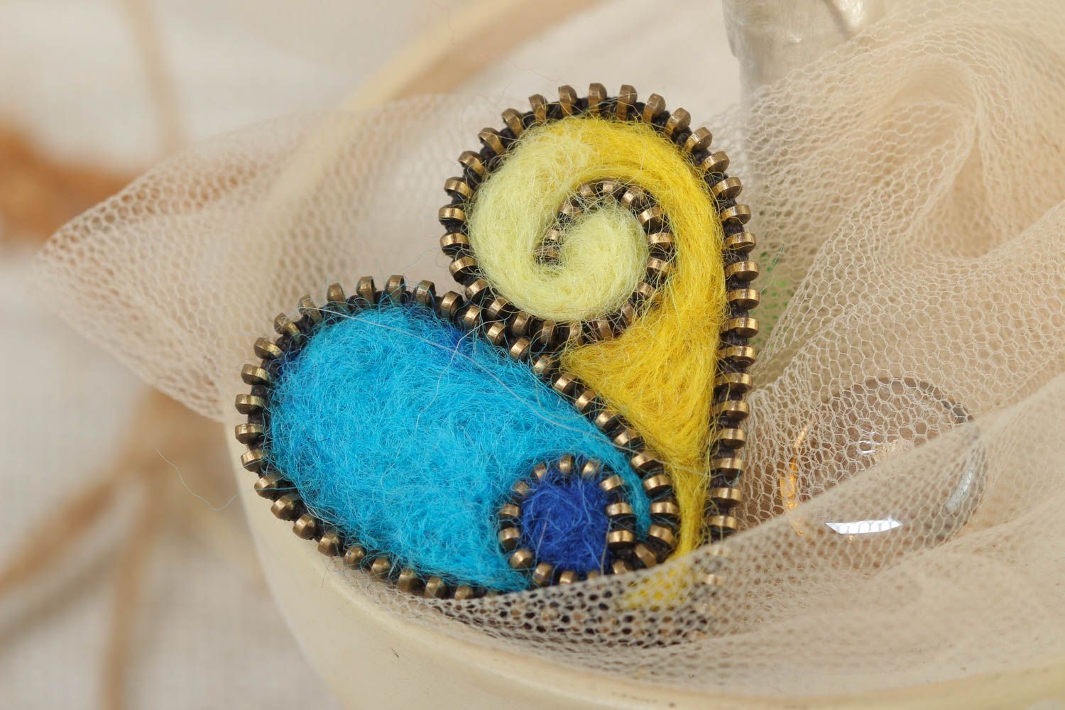 Broche en fermeture glissière et laine feutrée faite main coeur bleu-jaune photo 1