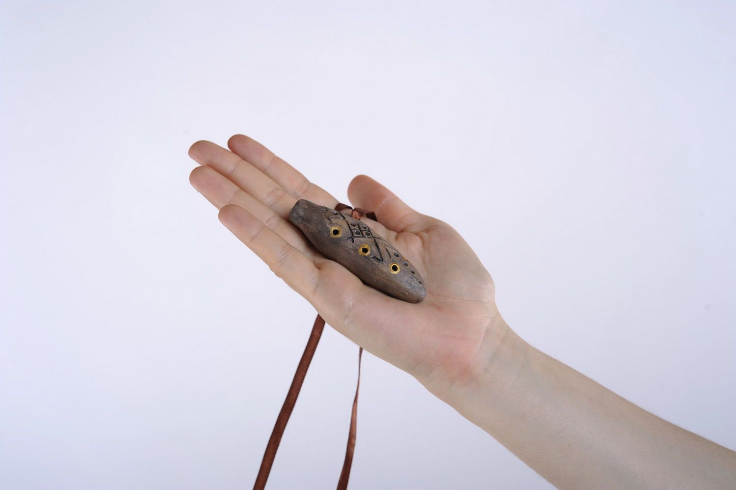 Silbato amuleto de arcilla con propiedades protegedoras foto 5