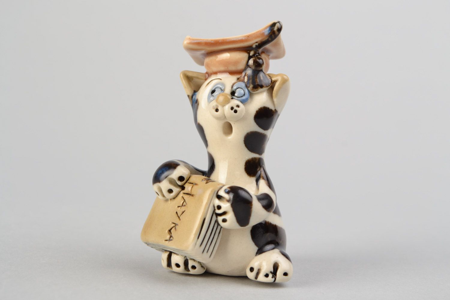 Figura de cerámica hecha a mano y pintada con barniz multicolor gato sabio foto 1