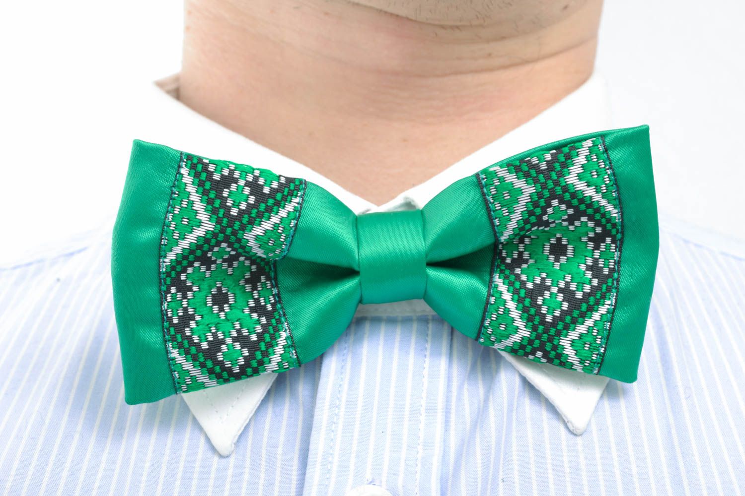 Embroidered green bow tie photo 5