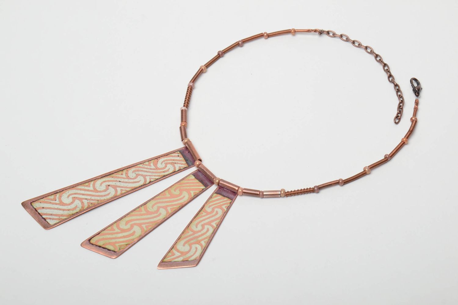 Collar de cobre con forma de corbatón pintado con esmaltes multicolores foto 3