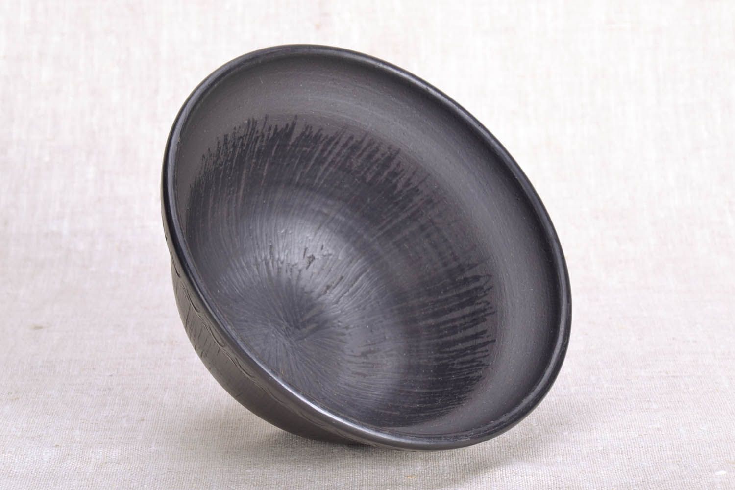 Tigela feita à mão de barro de cerâmica de fumaça preta foto 3