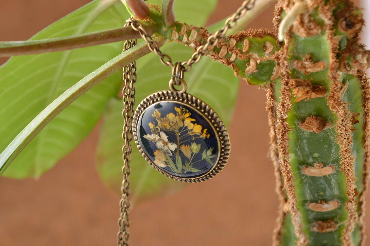 Round pendant with real flowers coated with epoxy photo 1