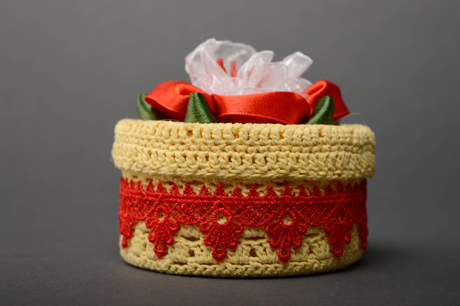 Boîte à bijoux tricotée décorée de dentelle et rubans photo 1