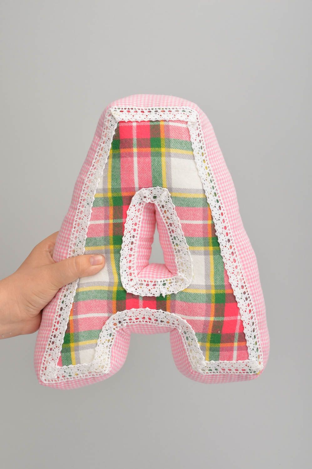 Интерьерная подушка в виде буквы А из хлопка ручной работы розовая в клеточку фото 2