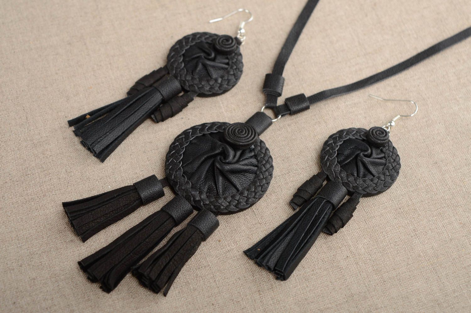 Beau pendentif fait main noir en cuir naturel accessoire dans le style ethnique photo 5