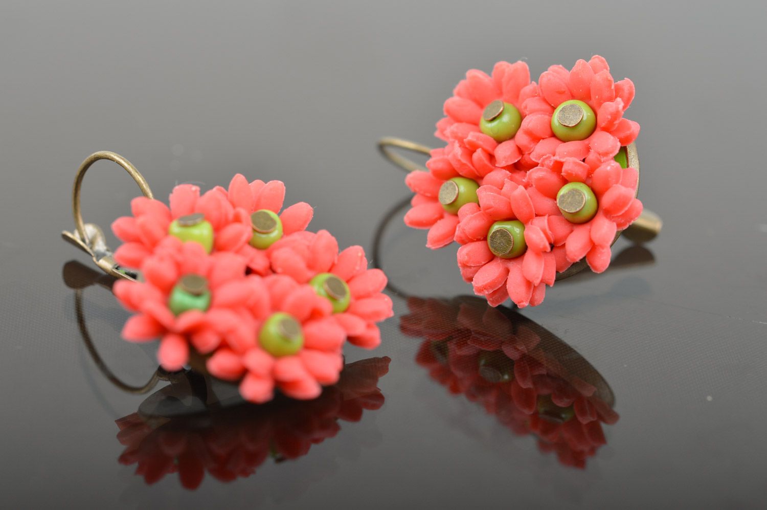 Boucles d'oreilles fleurs en pâte polymère faites main rouges originales photo 3