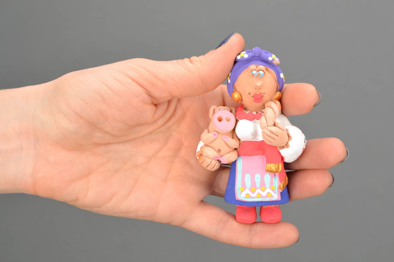 Aimant frigo en céramique fait main décoration Femme cosaque avec cochonnet photo 2