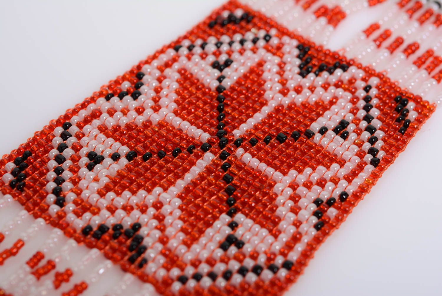 Большой гердан из бисера в технике ткачества ручной работы белый с красным красивый фото 2