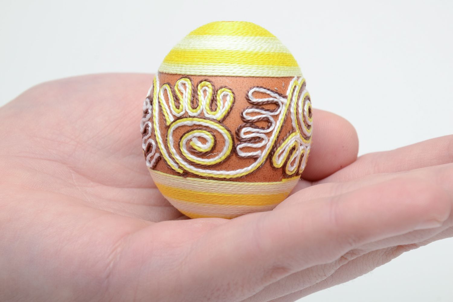 Oeuf de Pâques fait main décoratif entouré de fils de soie jaune original photo 5