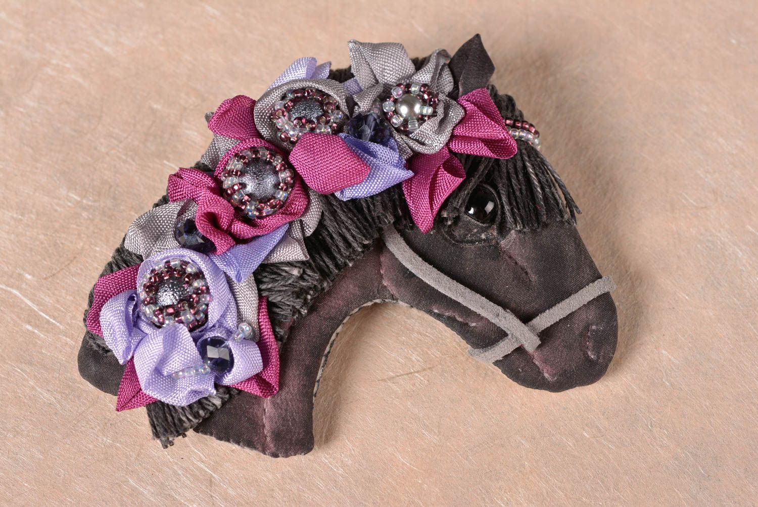 Broche cheval Bijou fait main tissus couleurs foncées Accessoire femme original photo 1
