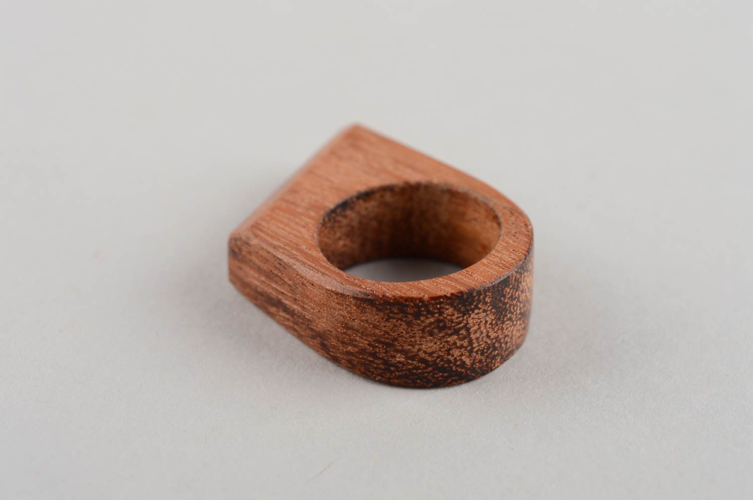 Кольцо из дерева необычной формы красивое коричневое женское ручная работа фото 4
