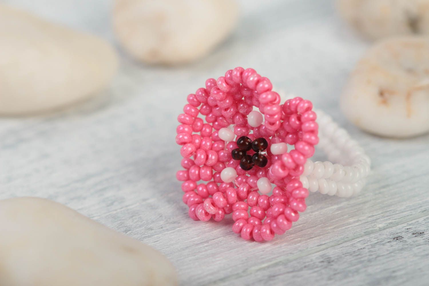 Bague en perles de rocaille avec fleur rose faite main pour enfants et adultes photo 1