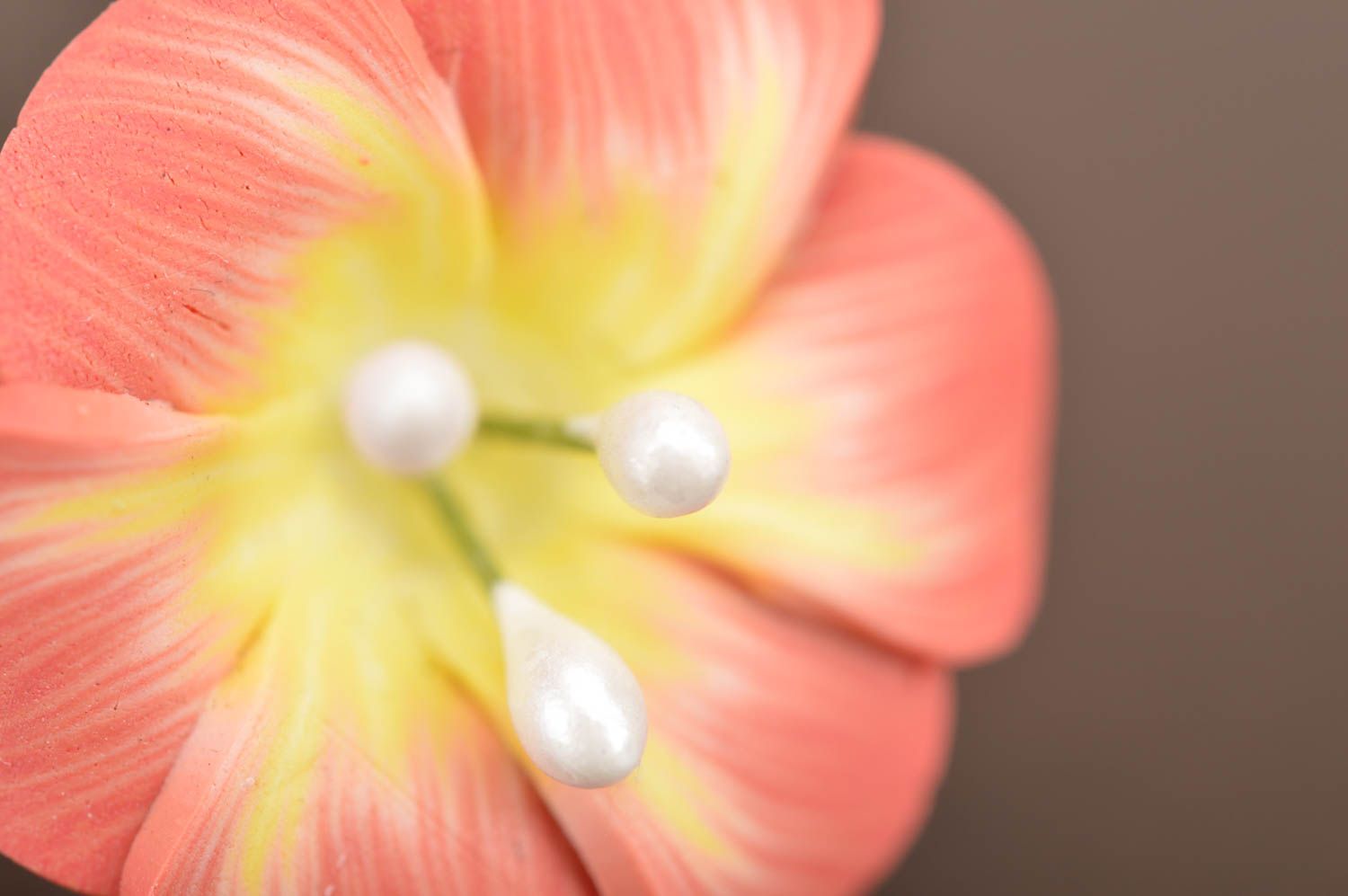 Anillo artesanal con flor de arcilla polimérica grande de color melocotón  foto 5
