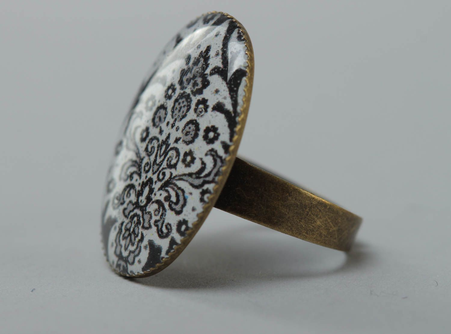 Handmade oval glass glaze ring with metal basis and black and white pattern photo 2