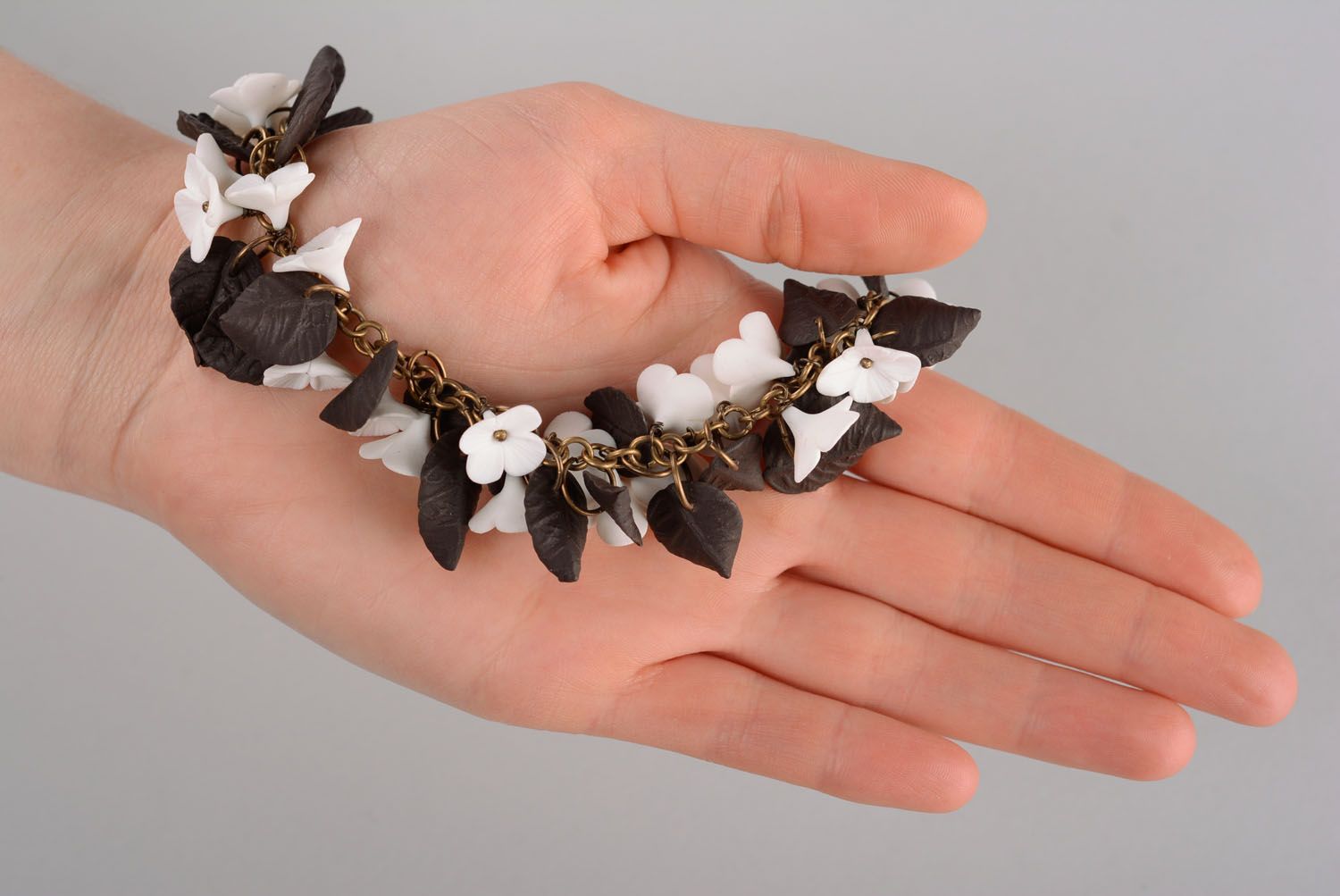 Schwarz weißes Armband aus Blumen foto 6