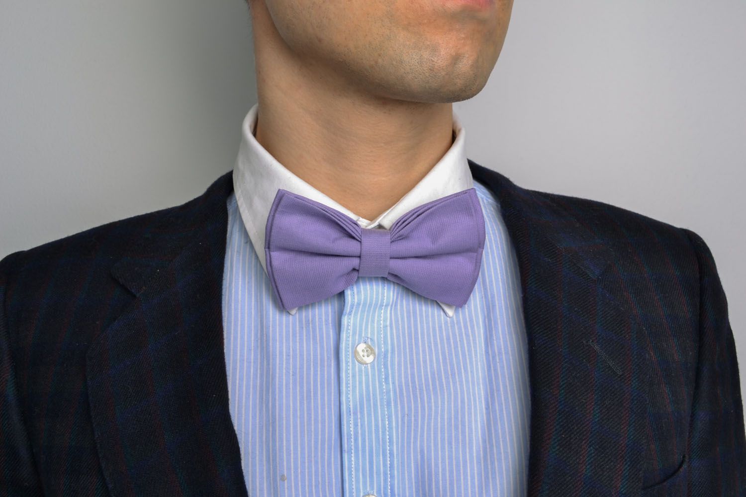 Gravata-borboleta artesanal em cor de lilás para traje  foto 1