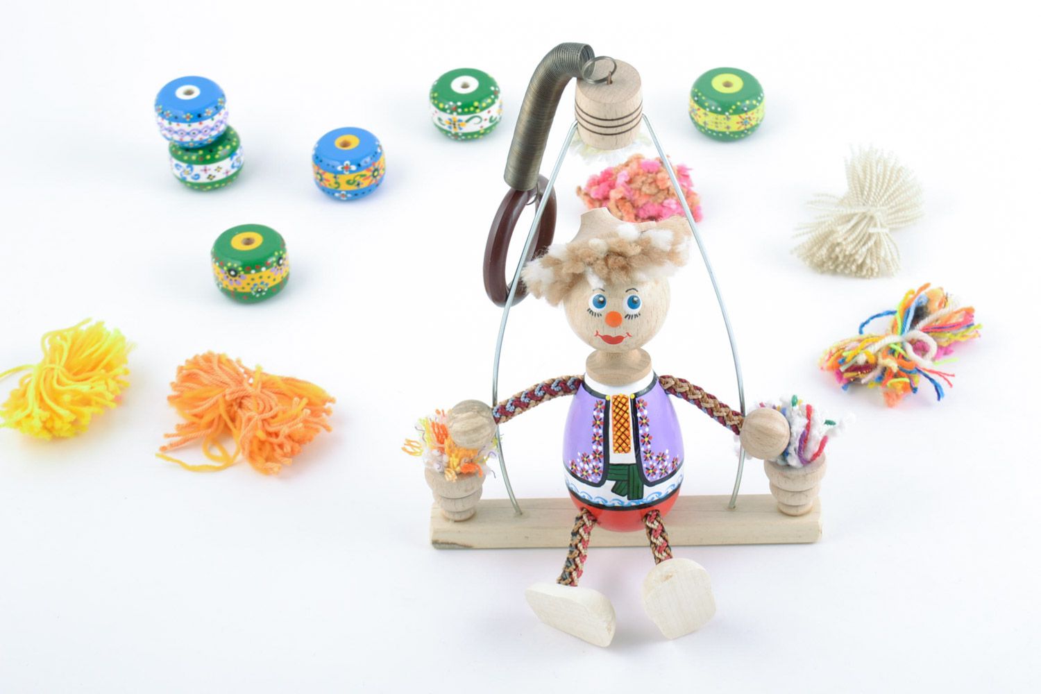 Handgemachtes Öko Spielzeug aus Holz mit Feder bemalt in Form vom Clown für Kind foto 1