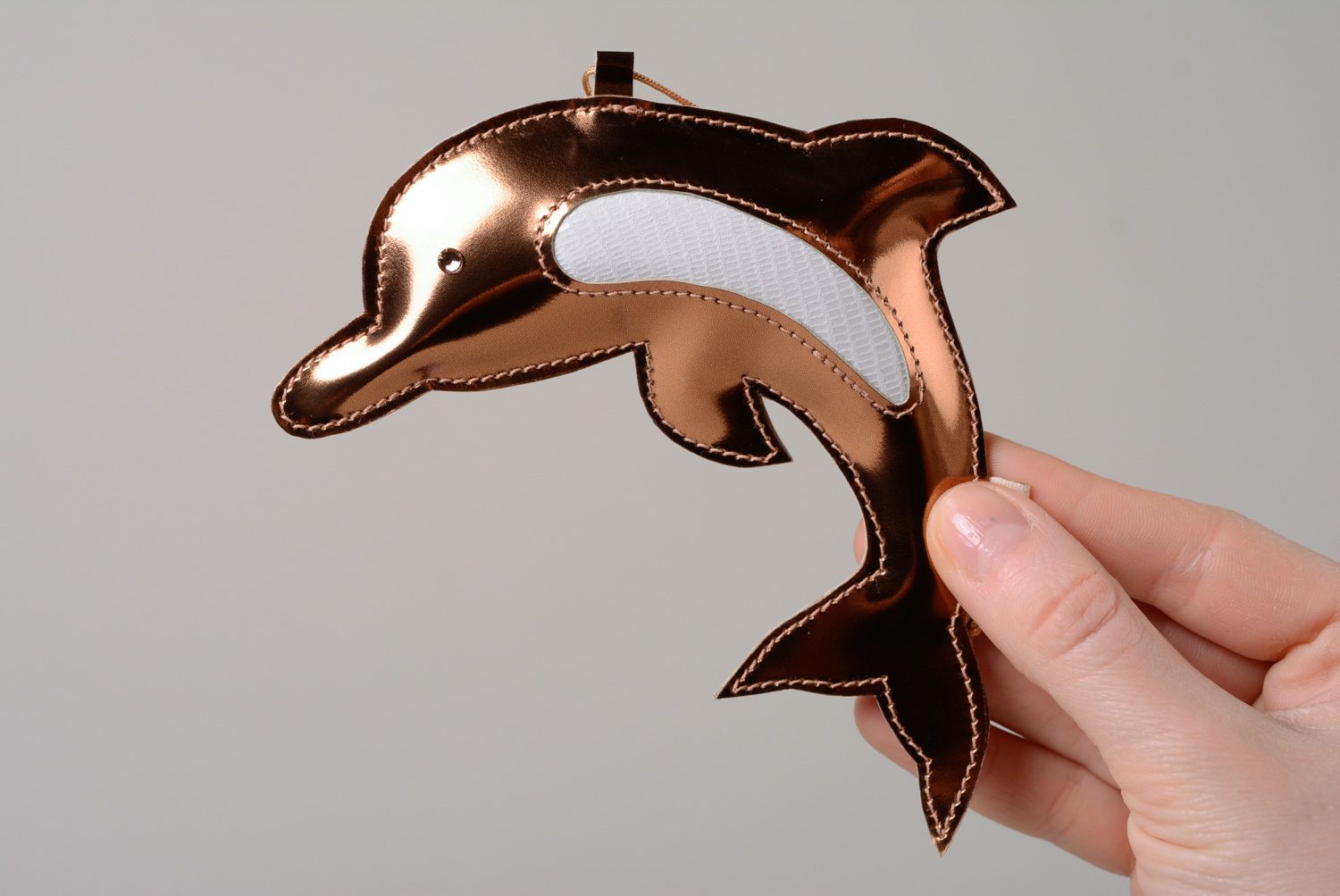 Llavero de cuero hermoso hecho a mano Delfín de oro foto 2