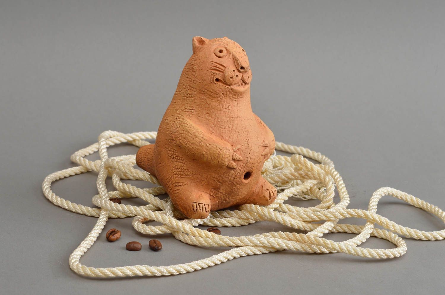 Народная игрушка свистулька небольшая виде кота коричневая бежевая ручная работа фото 1