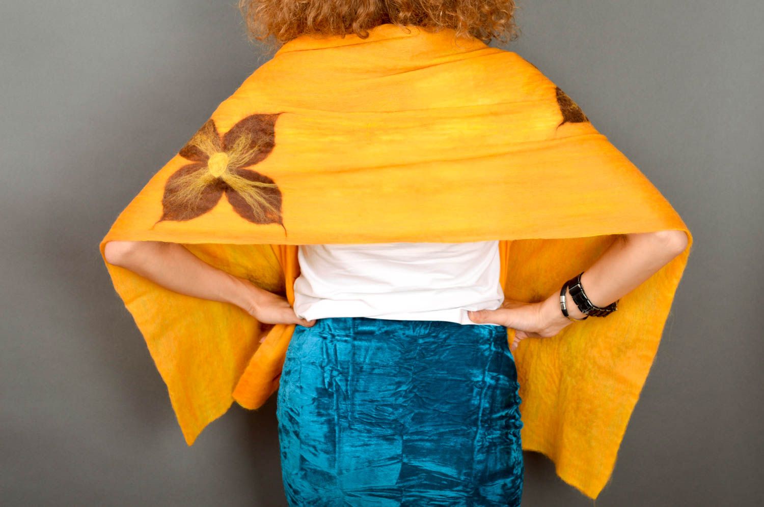 Женский шарф ручной работы шерстяной шарф желтый с цветком валяный шарф фото 5