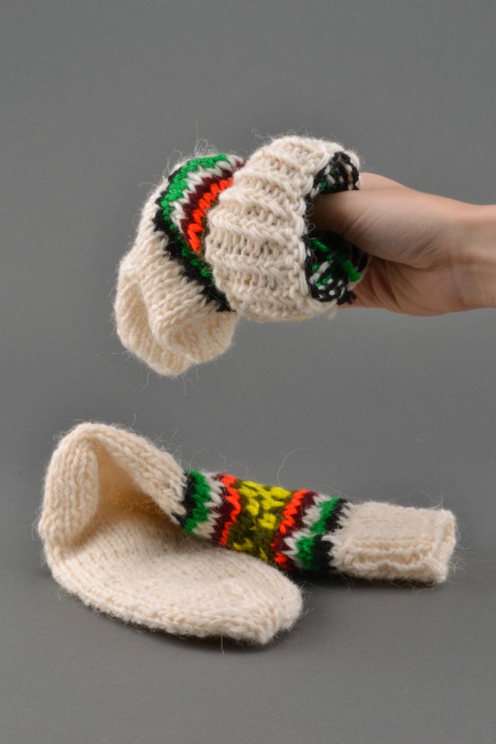Calcetines de lana blancos tejidos a mano con ornamento multicolor	 foto 5