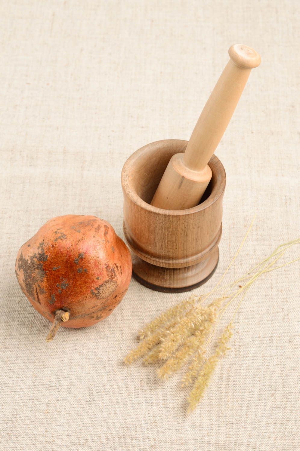 Mortero con pistilo de madera artesanal elemento decorativo utensilio de cocina foto 1