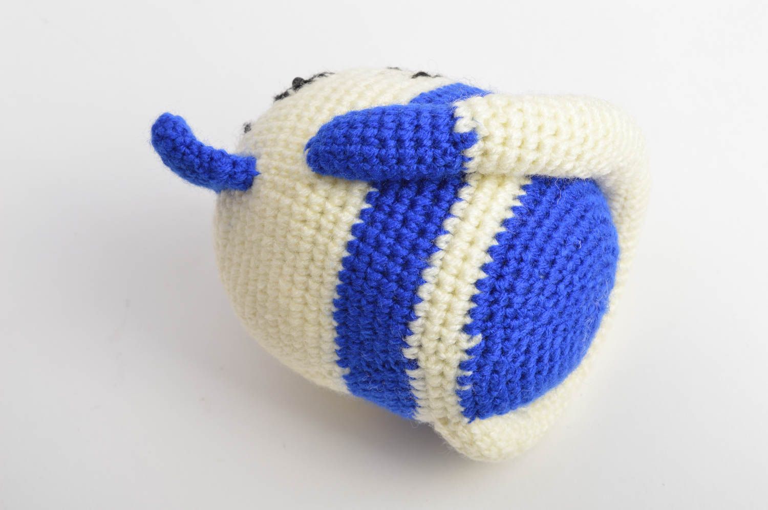 Мягкая вязаная игрушка круглая крючком в виде кота белая с синим ручной работы фото 4