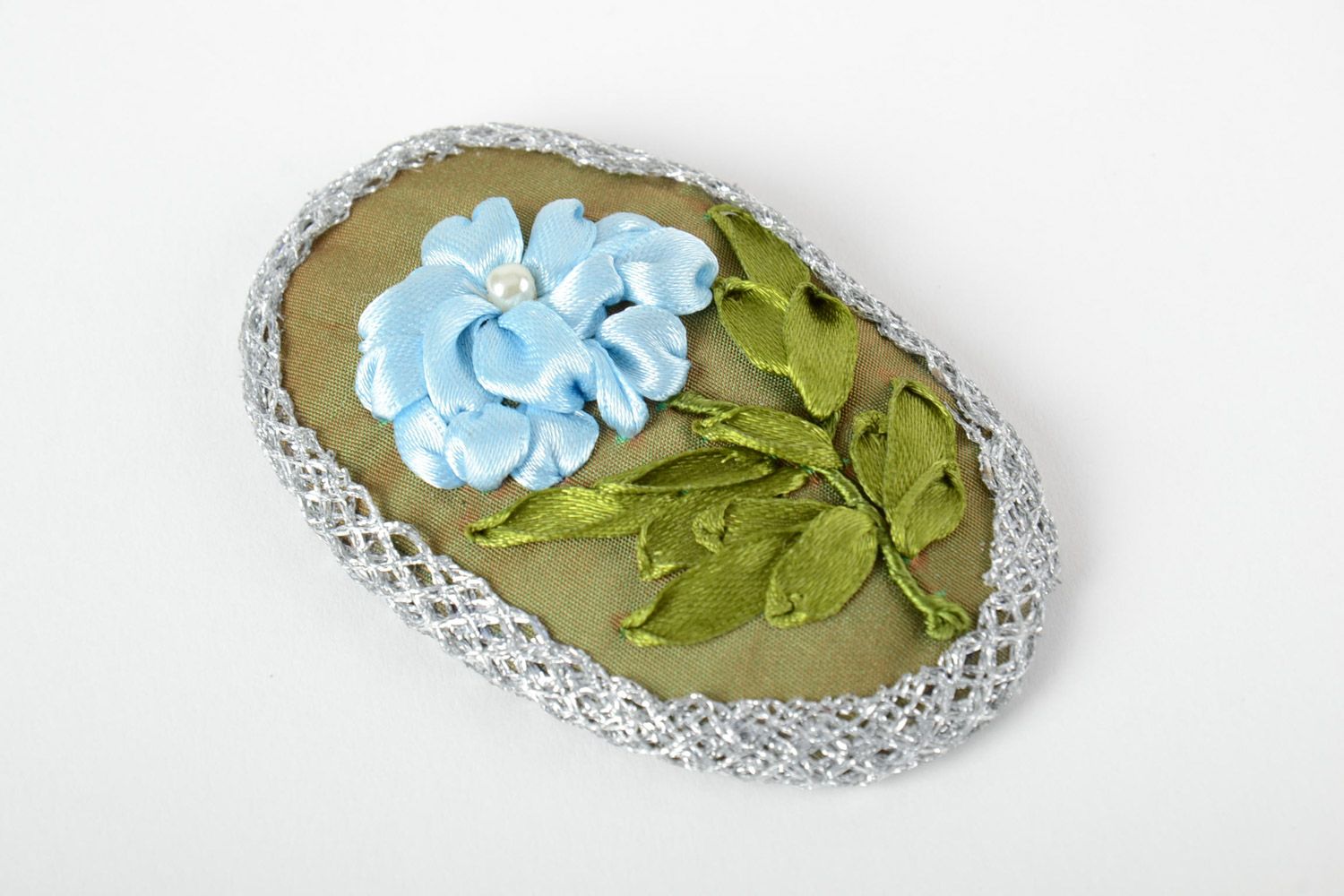 Broche de tela con flores azules bordadas con cintas de raso artesanal foto 2